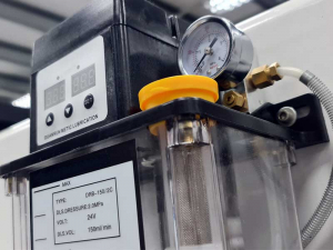 Automatic central lubrication system servo motors CNC router T-Rex Automatic central lubrication system servo motors CNC router T-Rex