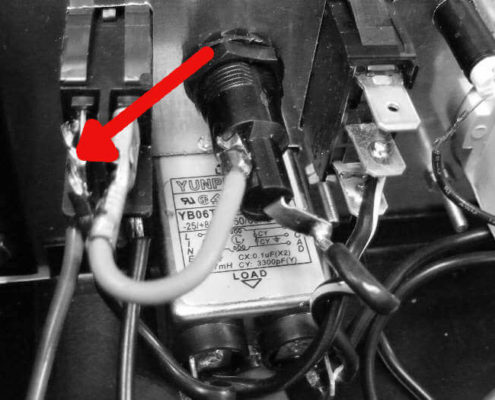 Mangelhafte Verlötungen an 230 Volt stromführenden Komponenten