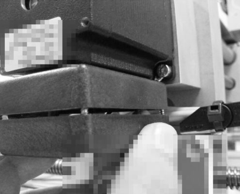 Acompletelyopeneddistributionboxonthex axle.