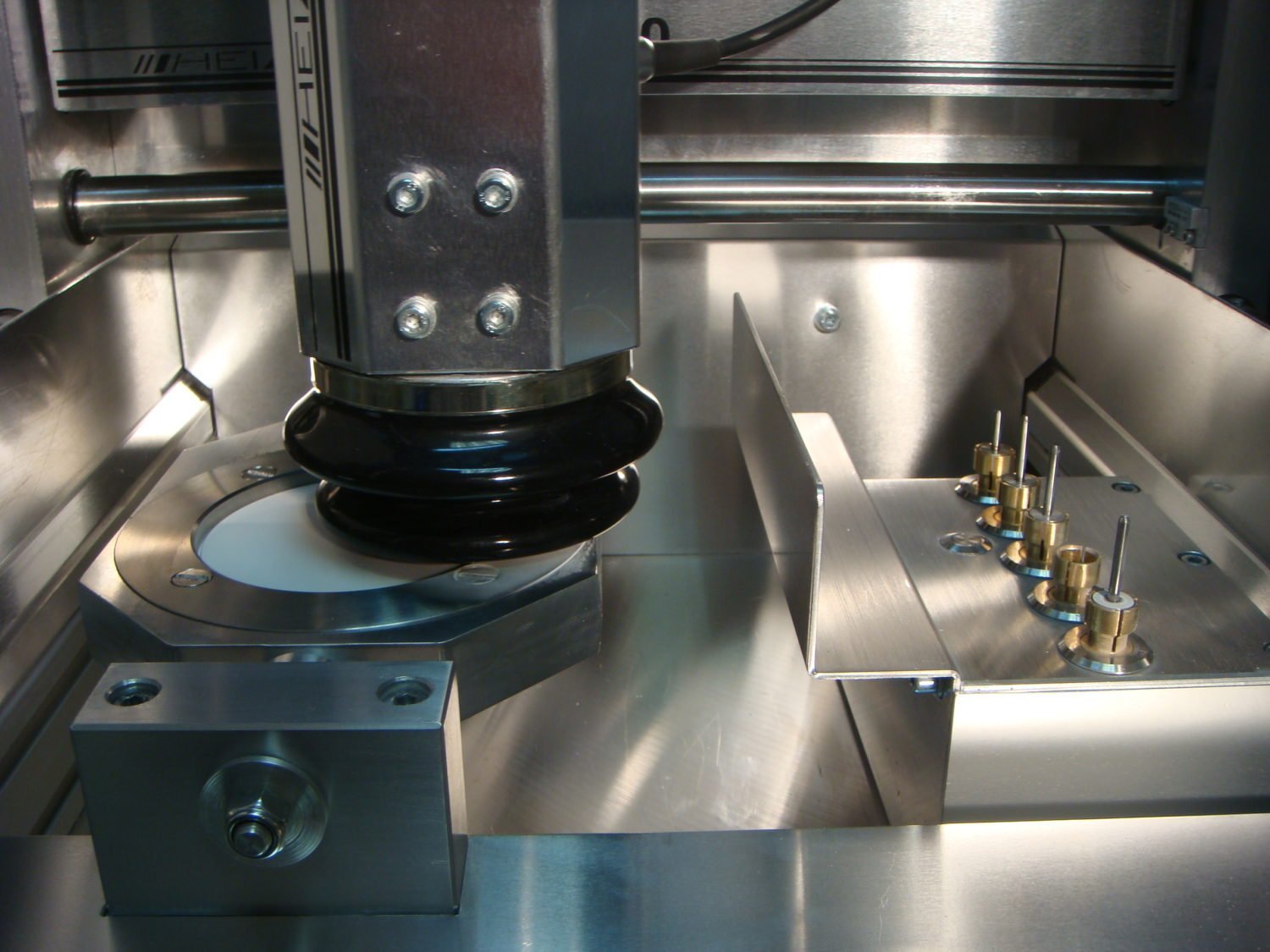 Rotary table / rotation axisin use - Dental machine