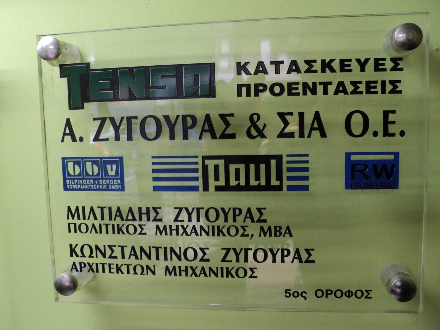 plexiglas schild mit farbe ausgelegt