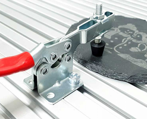 Toggle clamp with clamped slate plate