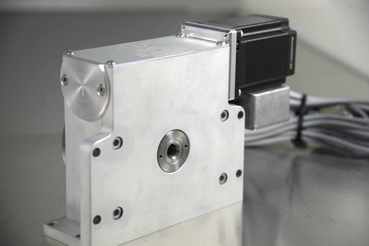 Fourth axis as CNC indexer with worm gear drive